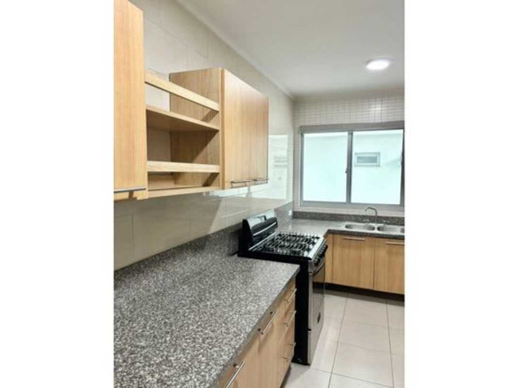 Master bedroom with walk-in closet and ensuite bathroom in PH Tao Tower Panama City