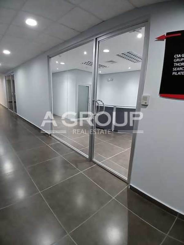 Corner modern minimalist open office with tiled floors Edificio ELMEC Panama