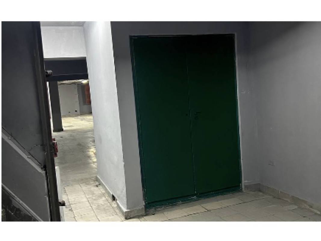 Warehouse for rent with metal entry gates and concrete floor Calidonia Panama City