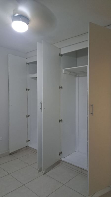 White built-in wardrobe with sliding doors and shelves in PH Torres de España Panama