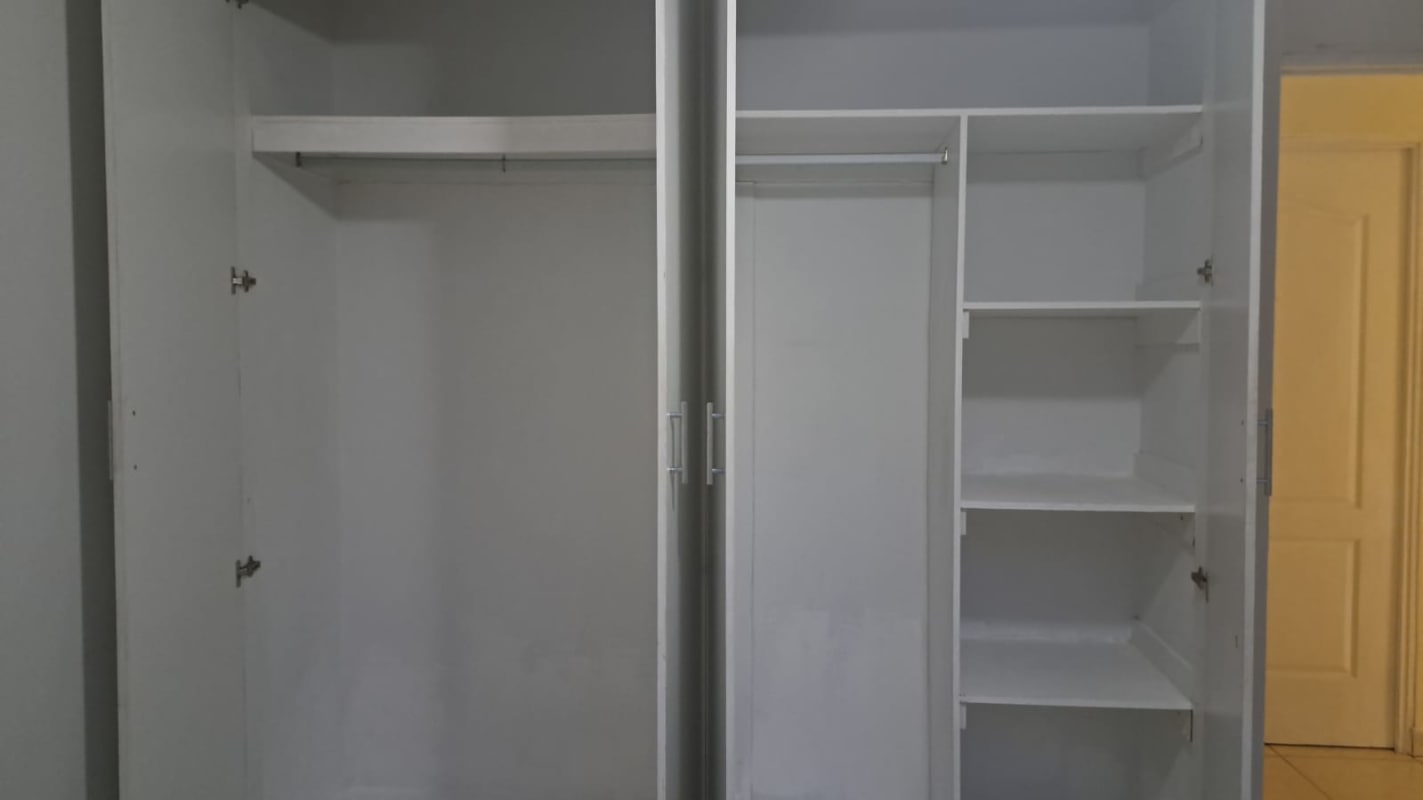 Bedroom closet with sliding white doors shelves PH Torres de España Panama
