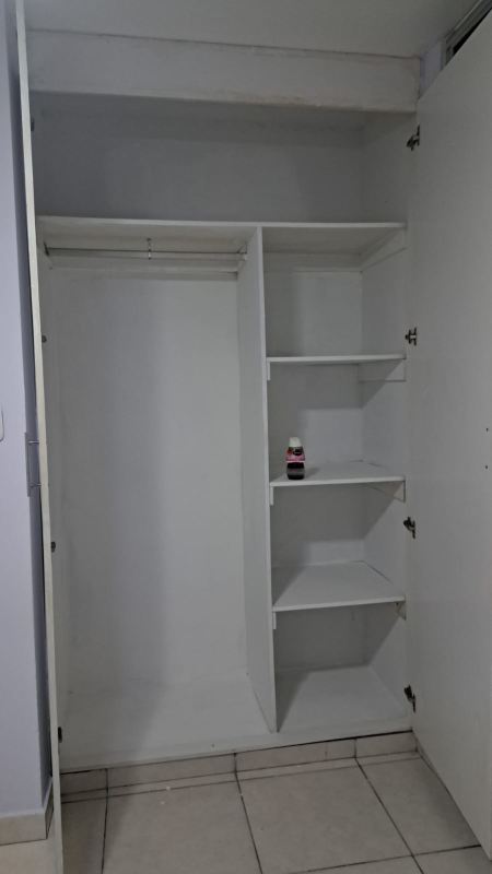 Open built-in closet with shelves and hanging rod PH Torres de España Panama