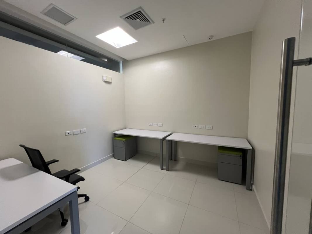 Private office with modular desks and natural lighting corporate space in Costa del Este