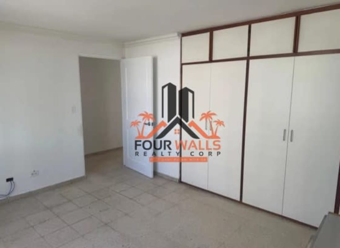 Empty bedroom with built-in wardrobe and modern tiles PH Marfil Panama