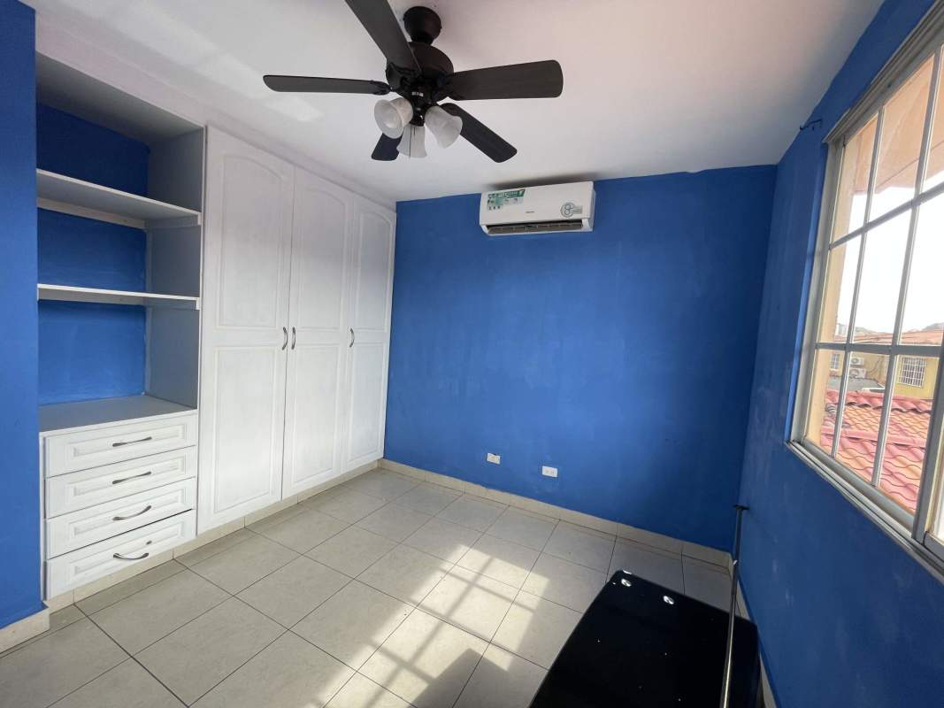 Blue bedroom split AC built-in closet ceiling fan Dorado Lake Condado del Rey Panama