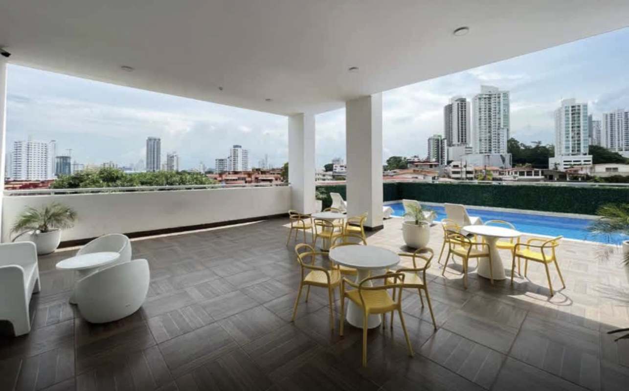 Covered outdoor lounge and swimming pool with skyline view in PH Gaudi Panama