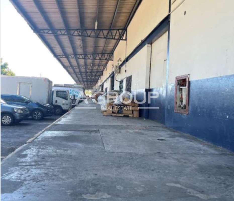 Warehouse exterior with metal canopy and loading bay areas in Panama City’s industrial zone