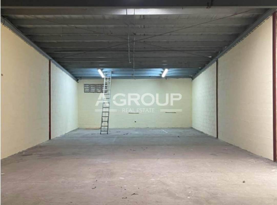 Empty industrial warehouse interior with exposed beams and concrete flooring Juan Díaz Panama