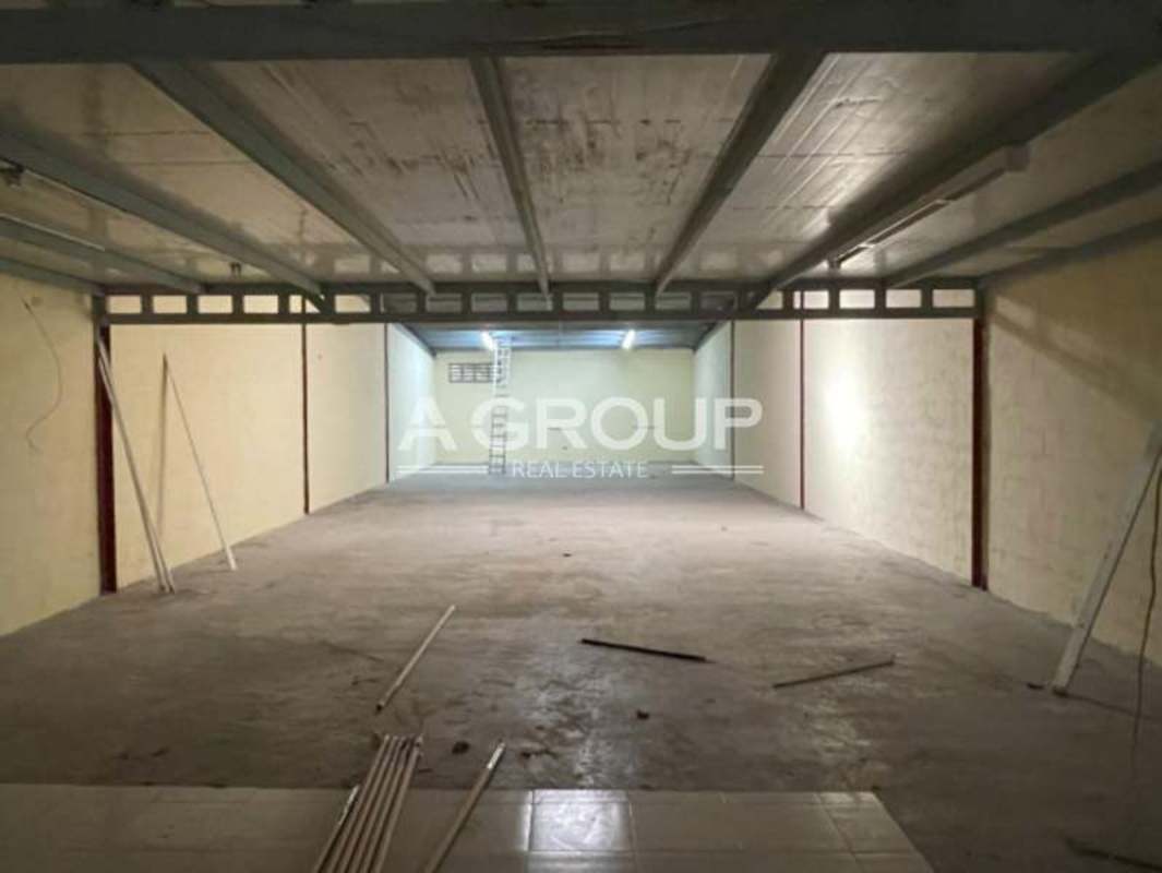 Large open warehouse with internal partition wall and high ceiling Juan Díaz Panama