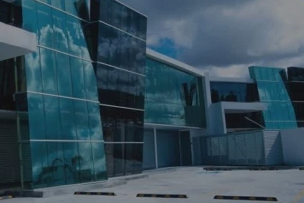 Large warehouse area with industrial staircase and high ceilings in Panama Viejo Business Center