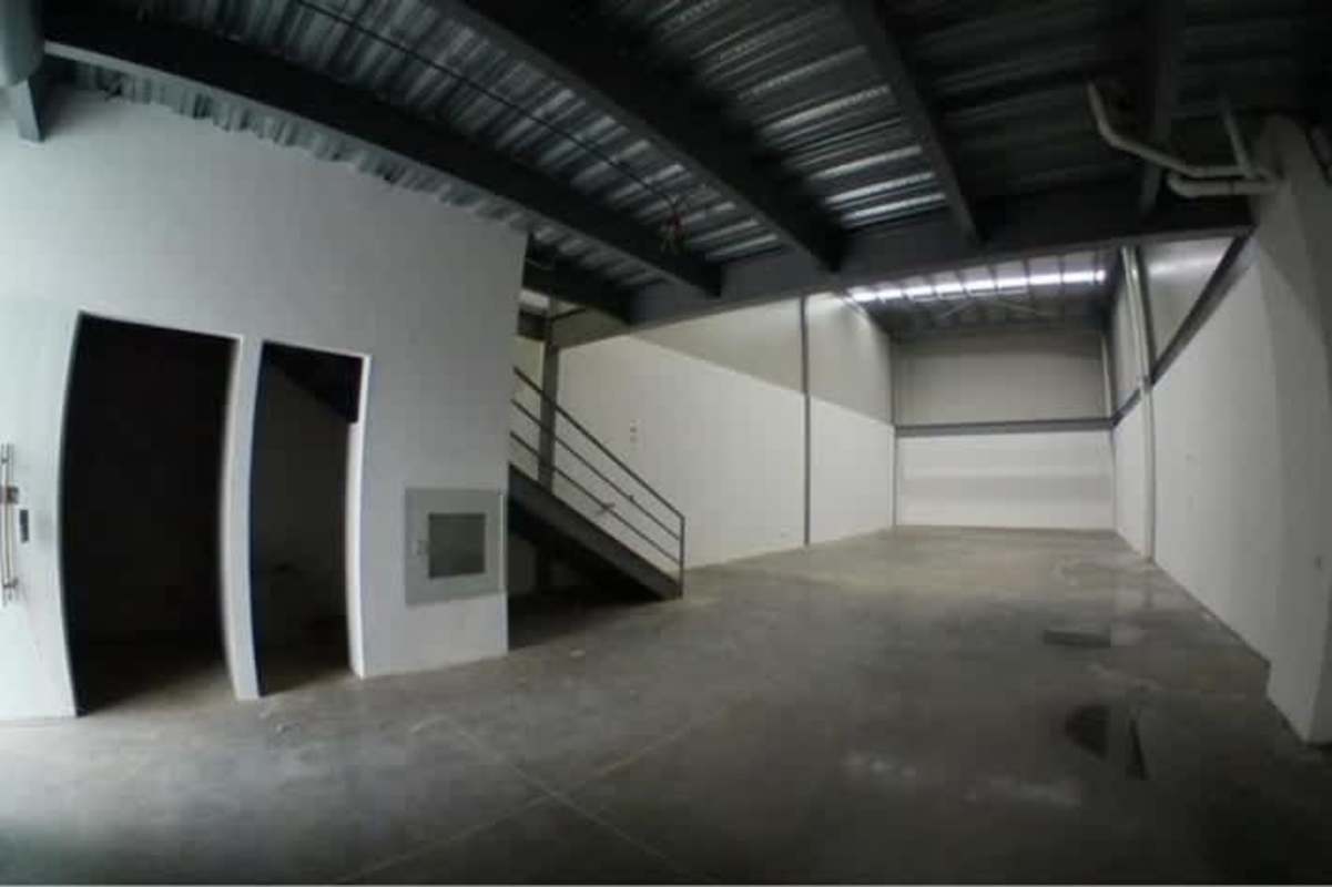 Industrial warehouse with mezzanine office and staircase in Panama Viejo Business Center