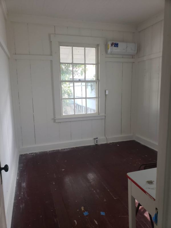 Rustic small bedroom mini split AC window Panamanian duplex near Calzada de Amador