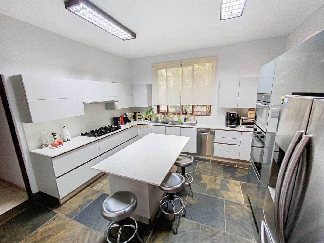 Contemporary kitchen with island, stainless appliances, morning light PH Camino de Cruces