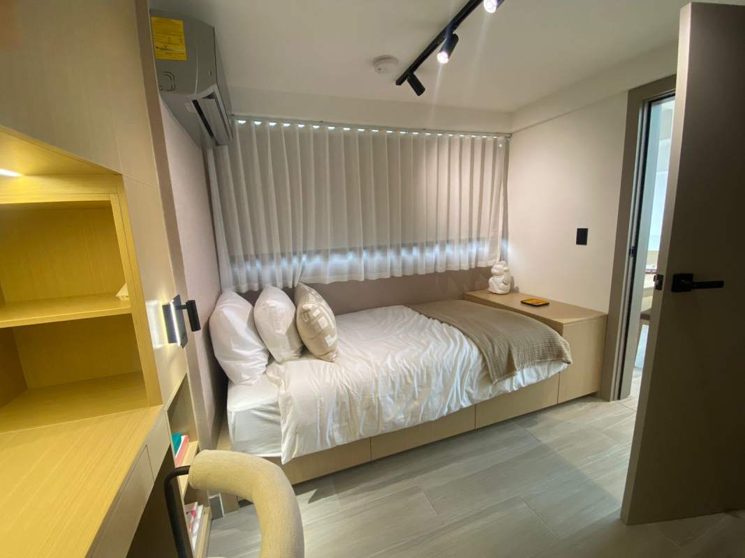 Stylish bathroom with shower and marble-effect tiles in PH Dovle Coco del Mar Panama