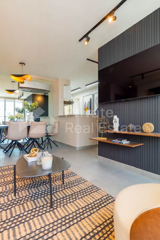 Private balcony overlooking Panama City skyline PH Park Square Rise Vía España