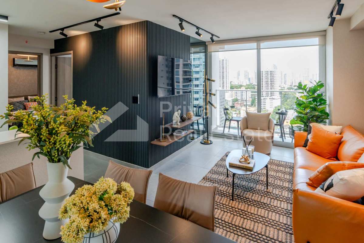 Bedroom with city view window and built-in closet PH Park Square Rise, Via España Panama