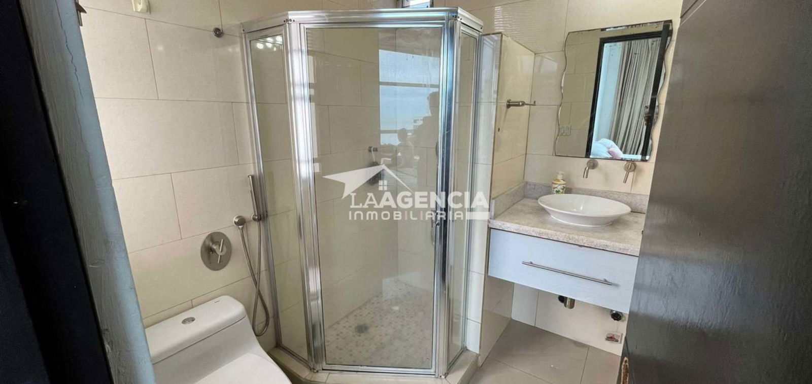 Contemporary bathroom with glass shower PH Famagosta San Francisco Panama