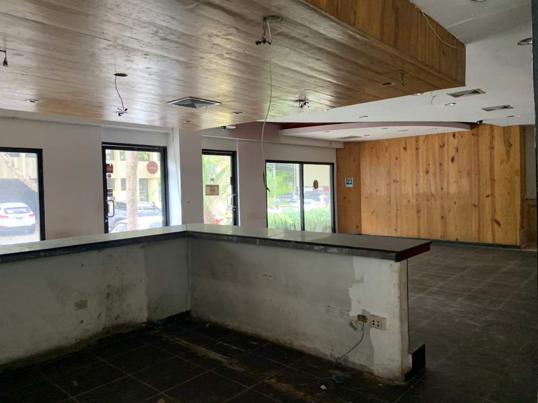 Commercial space with large windows, wood wall details and counter Panama City Obarrio