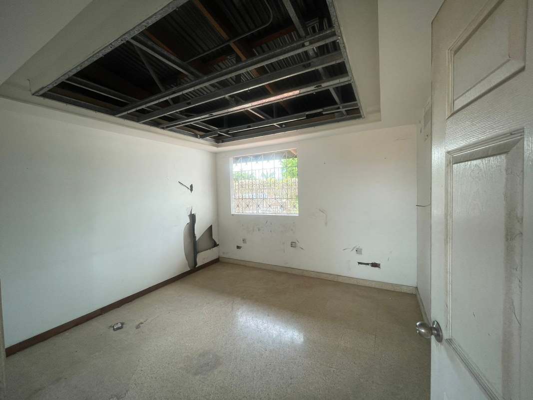 Unfinished warehouse or garage space on commercial land for rent Panama City