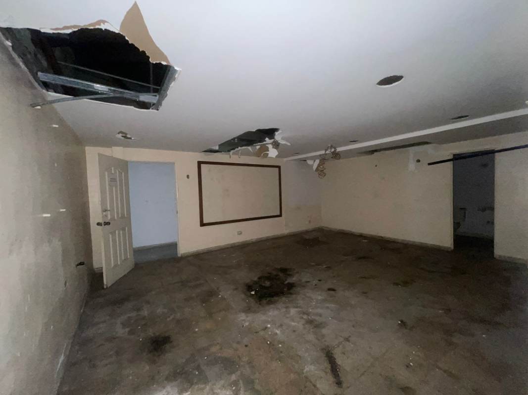 Interior hallway and staircase inside commercial lot for lease Vía Transístmica