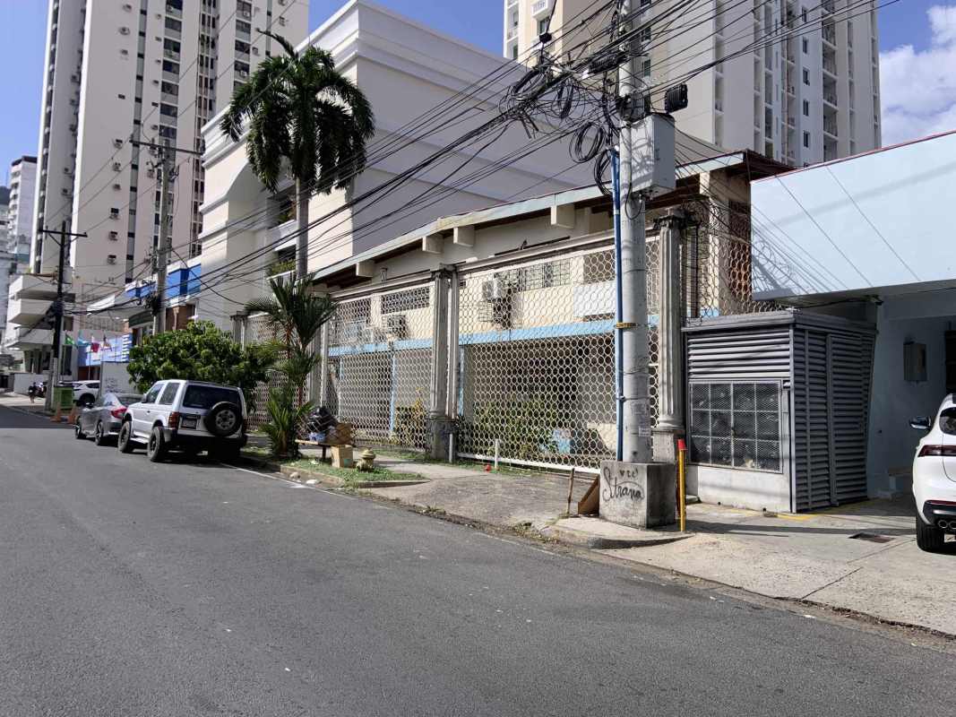 Street corner view of the commercial property with fences and neighboring buildings in El Cangrejo