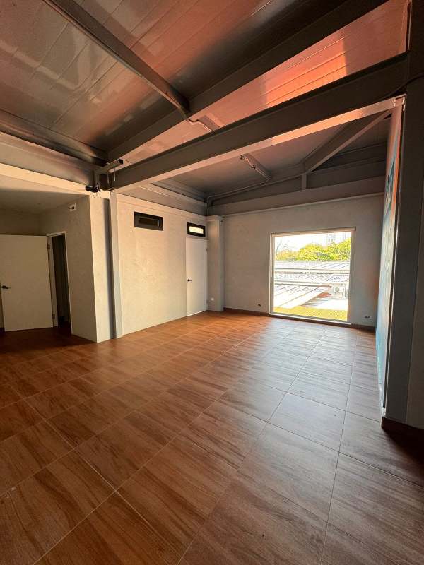 Empty commercial space with wood-like tile flooring, high ceiling in Punta Pacífica
