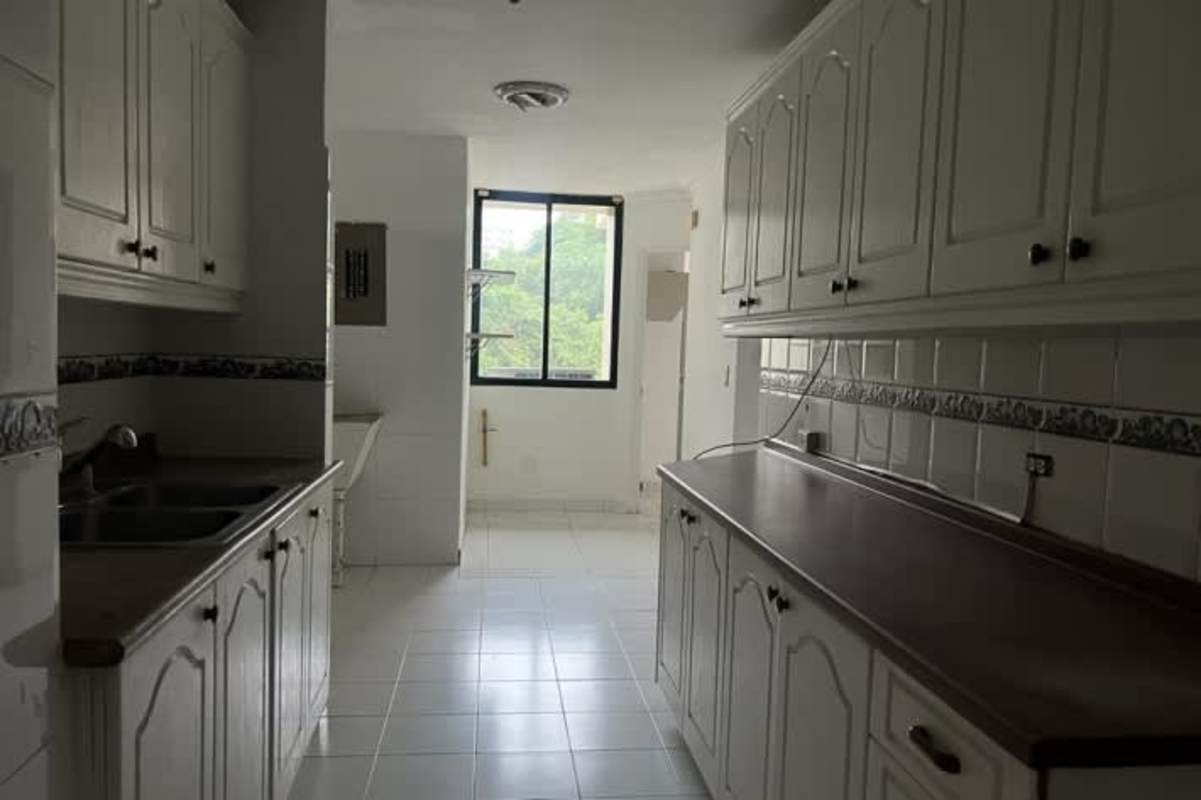 Bedroom with closet and windows in PH Oceania 200 Edison Park Panama