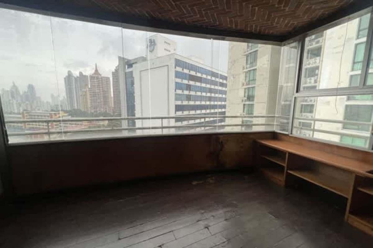 Traditional kitchen with granite counters and tile backsplash PH Oceania 200 Panama