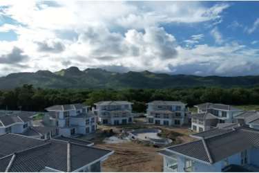 Bright bedroom with large window, garden view, and minimalist decor at PH Brisas de Mar Panama