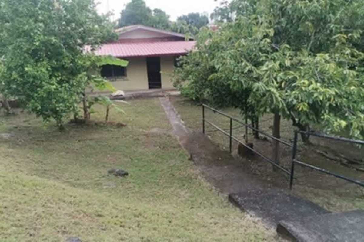 Rural single-story house with metal roof and green gardens in Miraflores Betania Panama City
