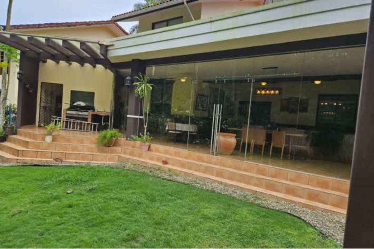 Luxury House with Jacuzzi & Garden in Camino de Cruces, Panama