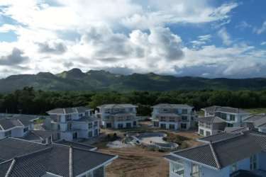Guest bedroom with twin beds decorated in light tones at PH Brisas de Mar beach condo Panama