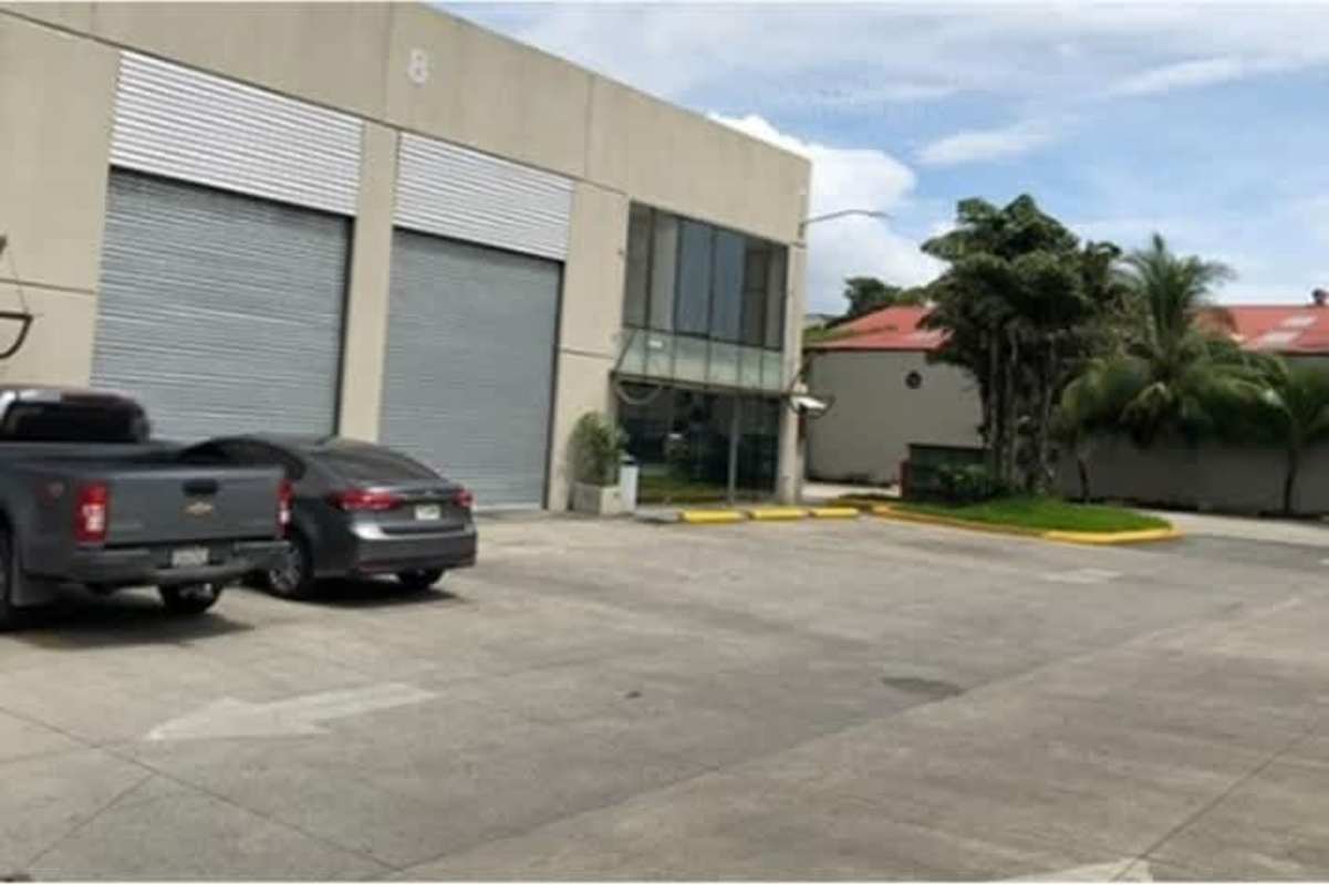 Industrial warehouse exterior with large rolling shutters and office facade in Villa Zaita Panama