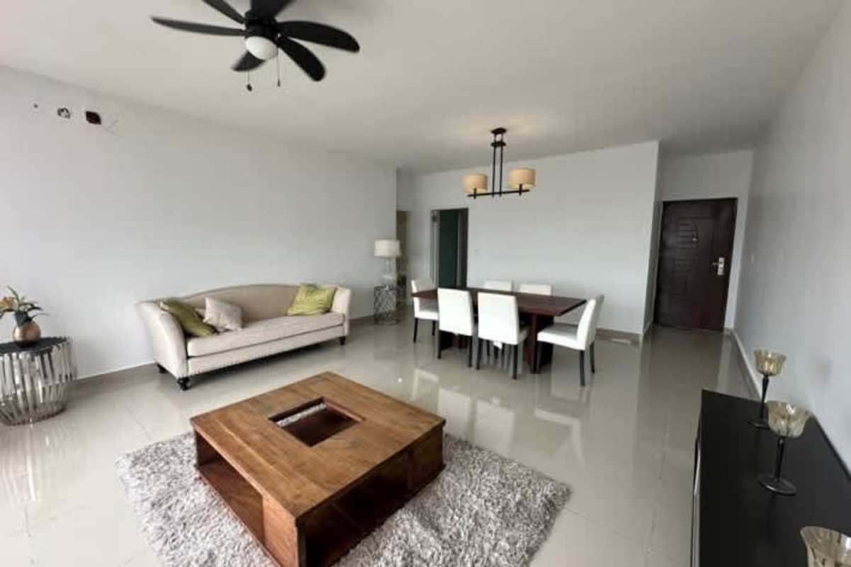 Bright bedroom with large windows, city views, AC and ceiling fan in PH Alfa Betania Panama