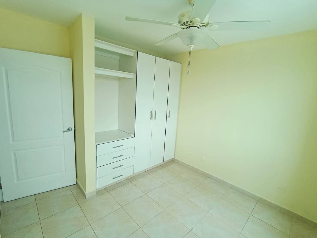 Bright bedroom with wardrobe and ceiling fan in PH Edison Park Panama City