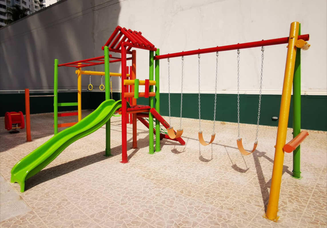 Rooftop swimming pool with lounge chairs and city views at PH Edison Park Panama