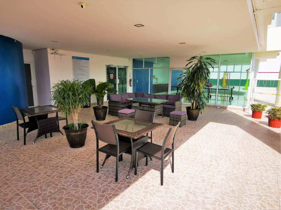 Glass wall lounge with modern seating PH Edison Park Panama