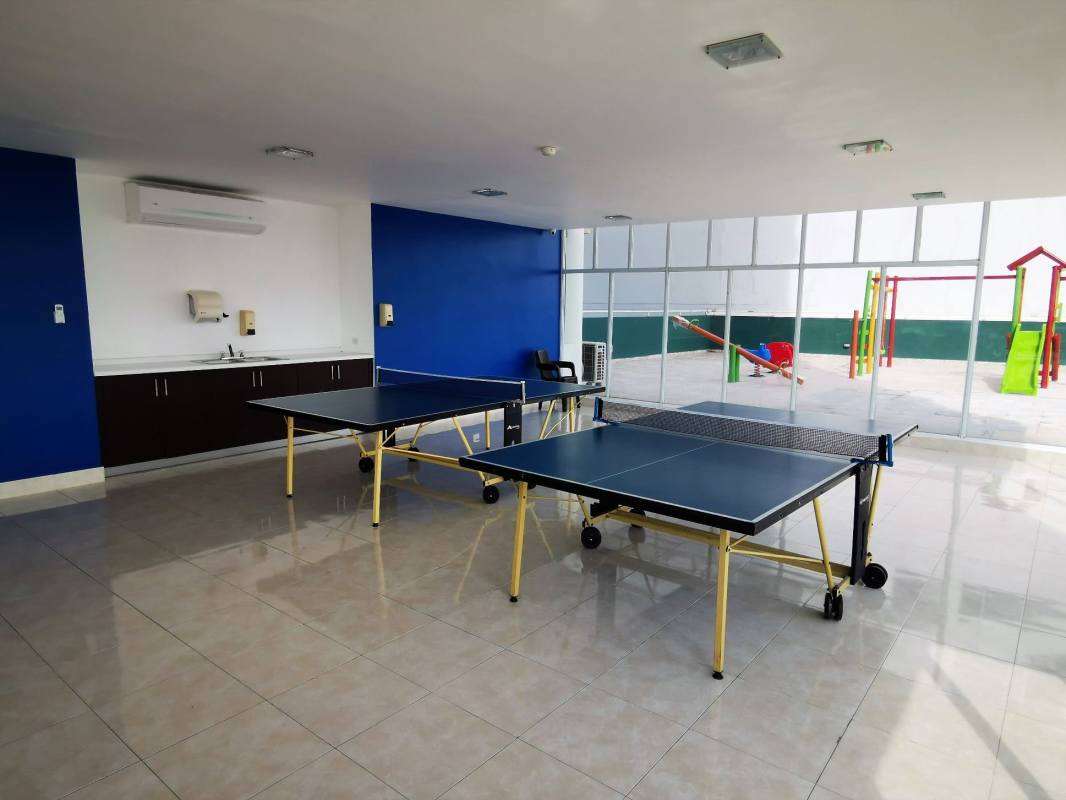 Compact bathroom with pedestal sink and glass shower in PH Edison Park Panama