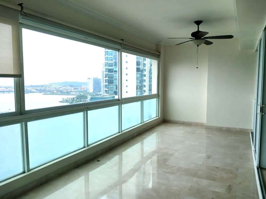 Glass-enclosed balcony sunroom overlooking Panama Bay and downtown skyline at PH Vista Marina