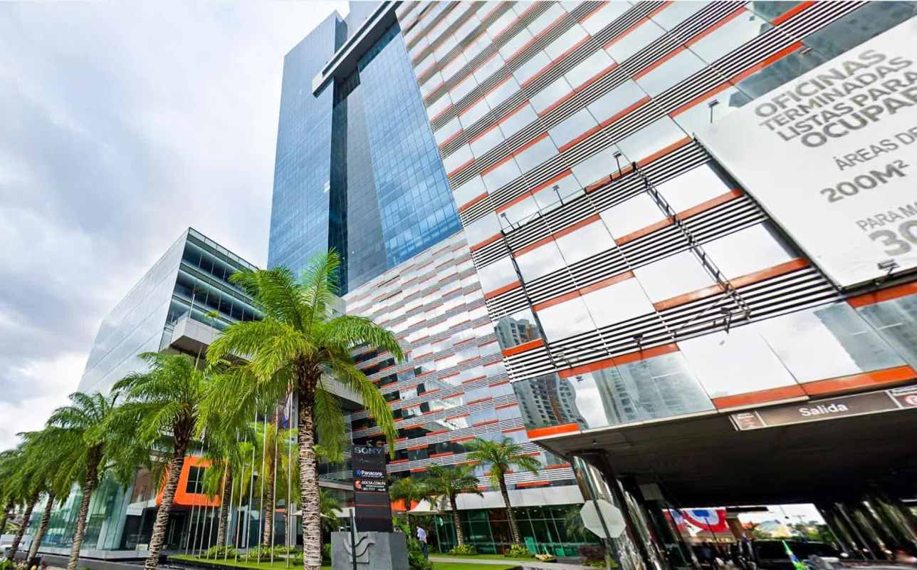 Landscaped courtyard with water features and palm trees at Oceanía Business Plaza Panama
