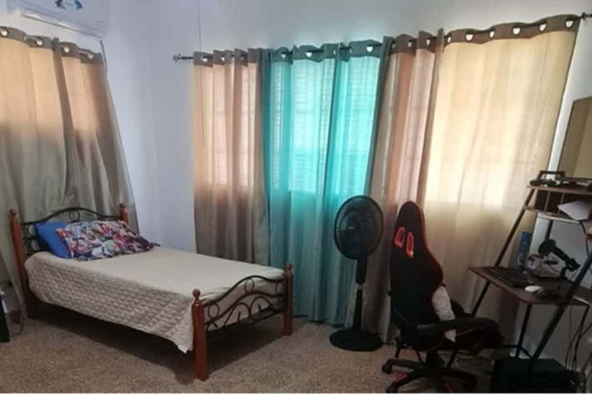 Bedroom with study desk, single bed, AC and closet Betania Panama house