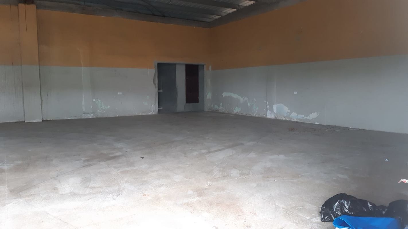 Unfinished commercial warehouse interior with high ceilings available for rent in Pacora Plaza Panama