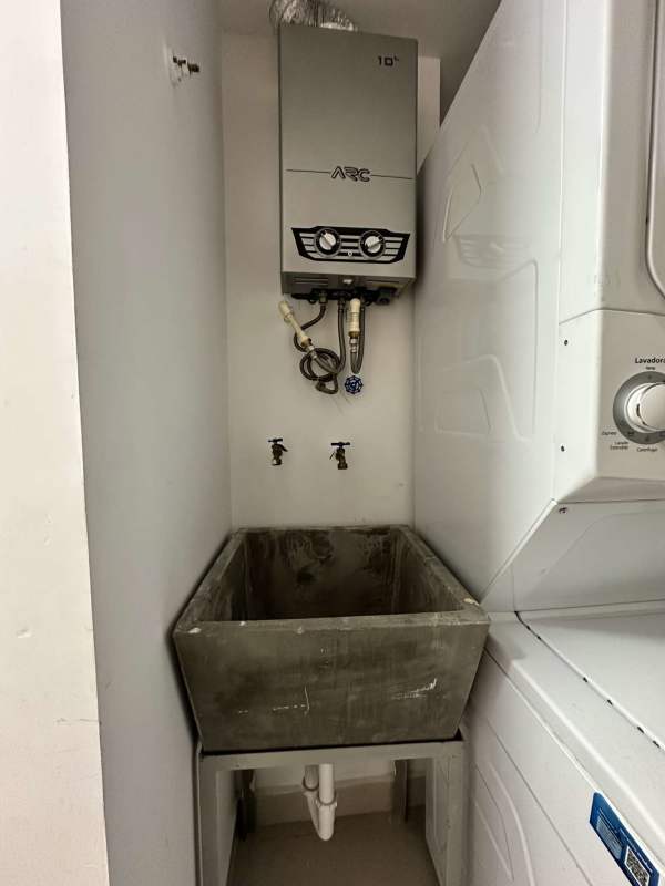 Bright living room with large windows and balcony access in PH Worldwide Plaza Panama City