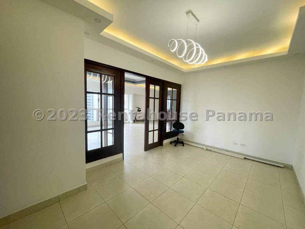 Spacious L-shaped kitchen with granite countertops and stainless appliances PH Victoria Tower Obarrio Panama