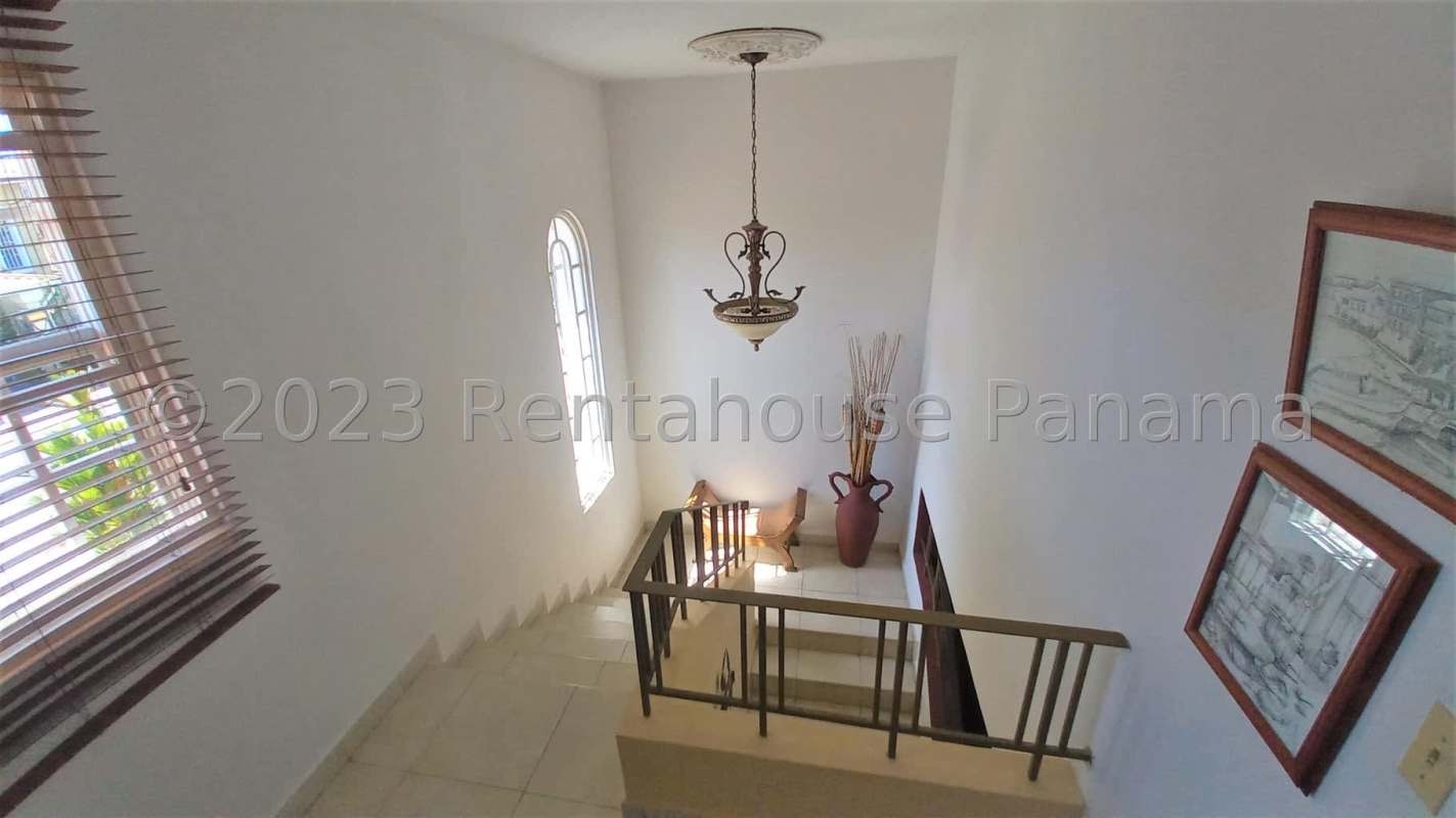Garden and covered porch with columns at PH Villa Lido Brisas del Golf Panama