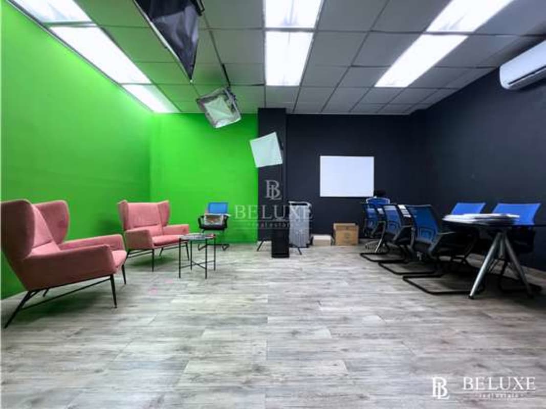 Private workspace with glass separation ideal for administrative office Calle 50 Panama