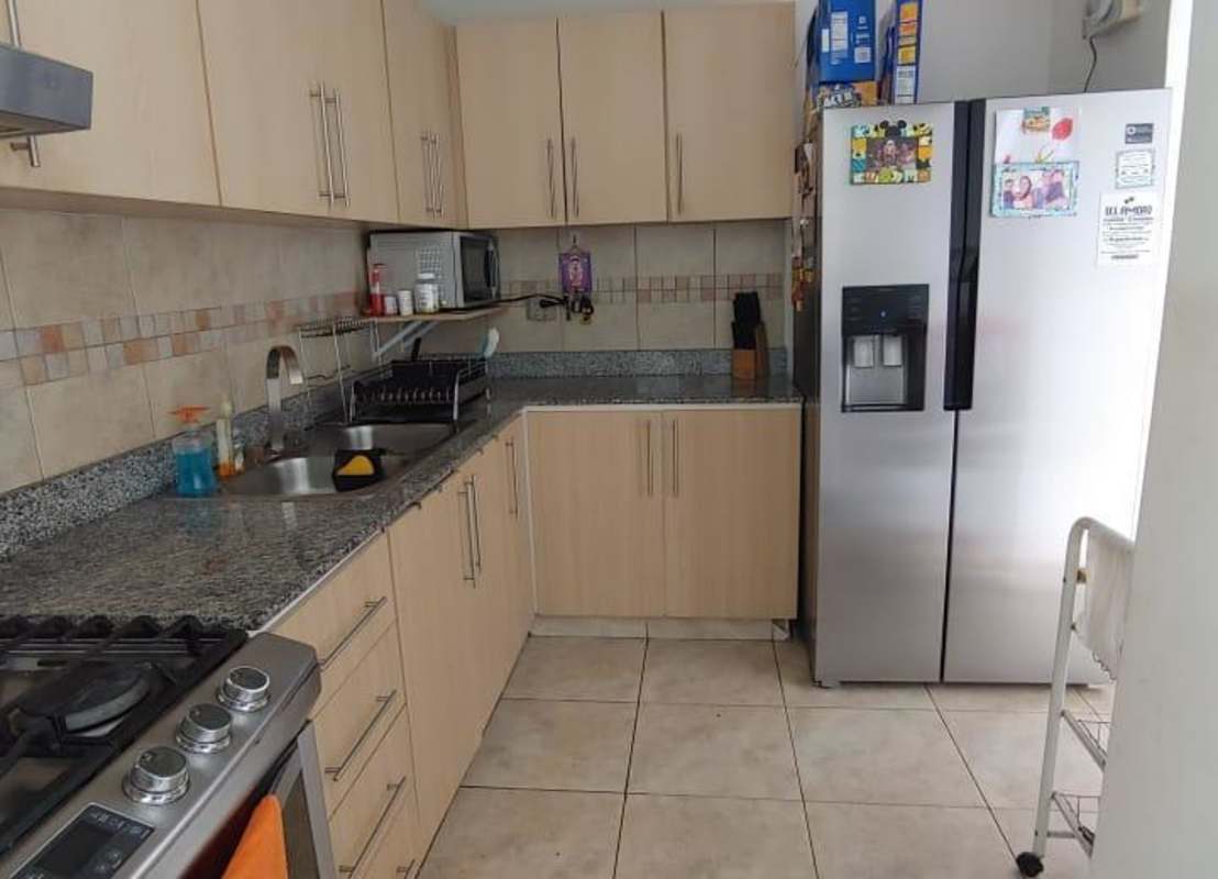 Granite countertop kitchen with stove refrigerator microwave PH Cangrejo Central Panama
