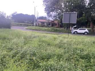 Grassy plot with paved road access corner lot for sale in Chitré Herrera Panama