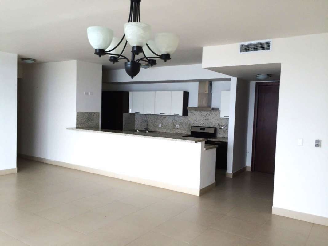 Bright living room with sea views, floor-to-ceiling windows, porcelain floors in PH Ocean View Punta Pacifica