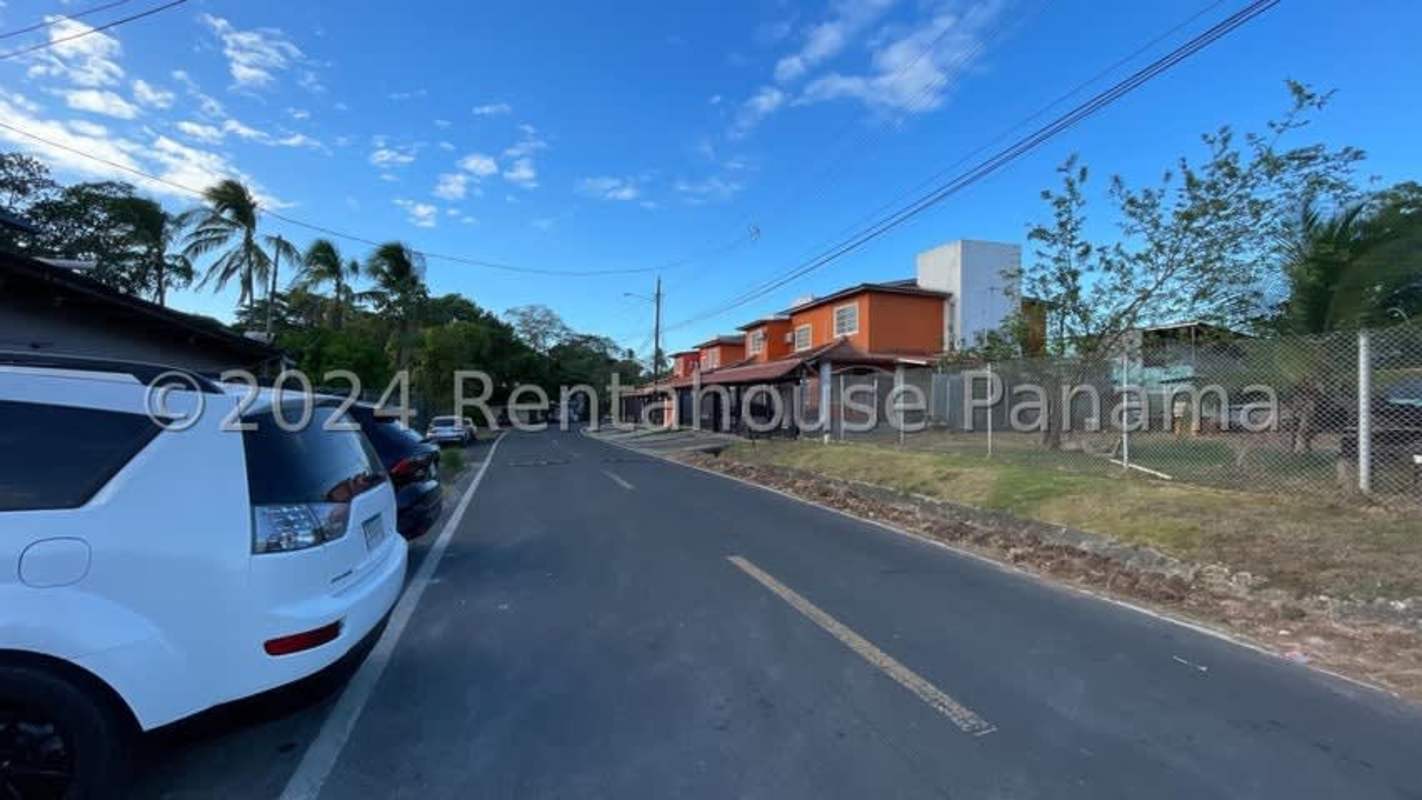 Street view of commercial property with fence and nearby buildings Juan Díaz Panama